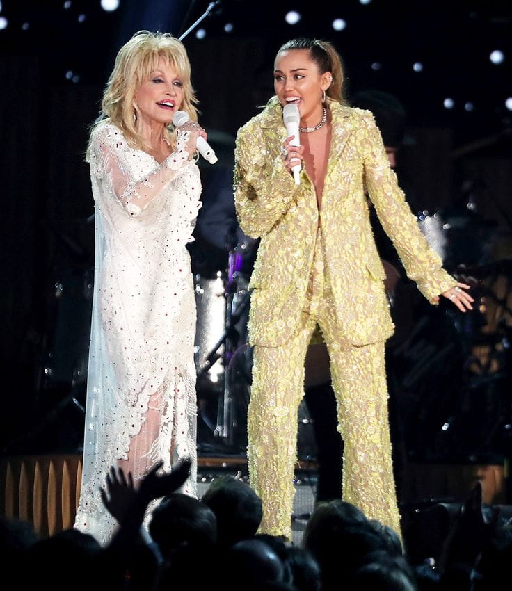 Svět se loučí s Dolly Parton a North West chce pracovat ve Starbucks