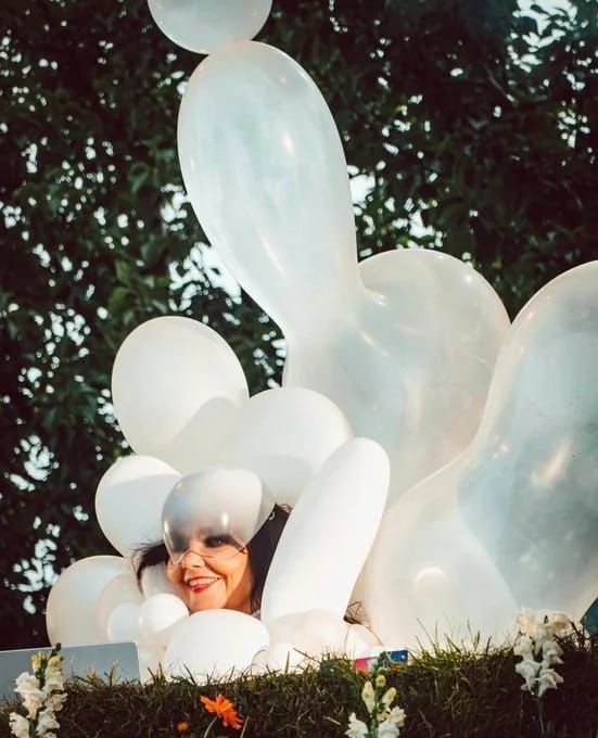 Solar Eclipse: Bjork uspořádala Solar Eclipse Rave oblečená v balónkách & Kylie Jenner na sobě neměla skoro nic
