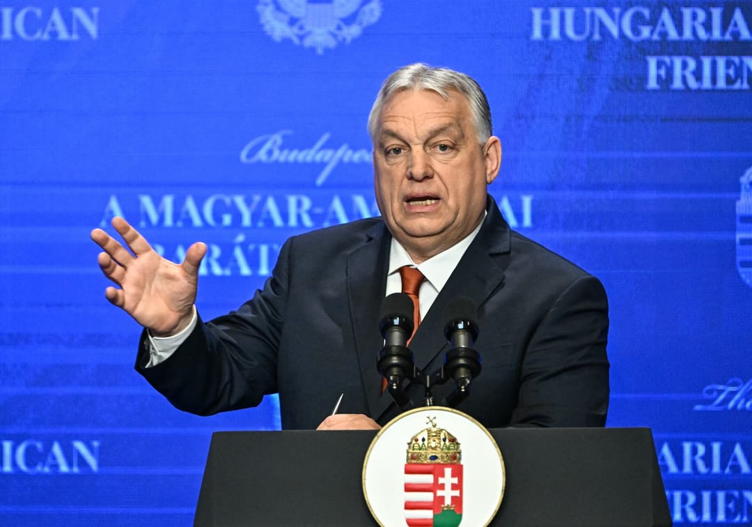 Deepfake kampaň i možný konec „Orbánova systému“. Co bys měl*a vědět o parlamentních volbách v Maďarsku?