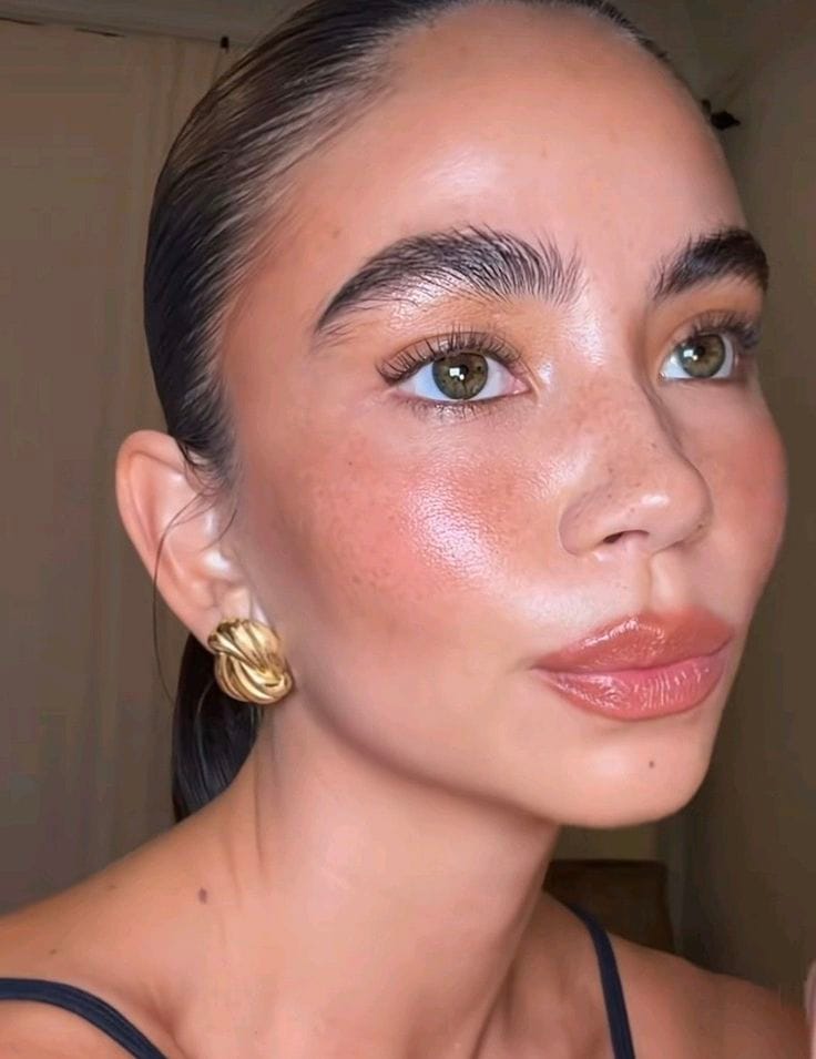 Přestaly nás bavit full coverage makeupy a chceme jen „your skin but better“?
