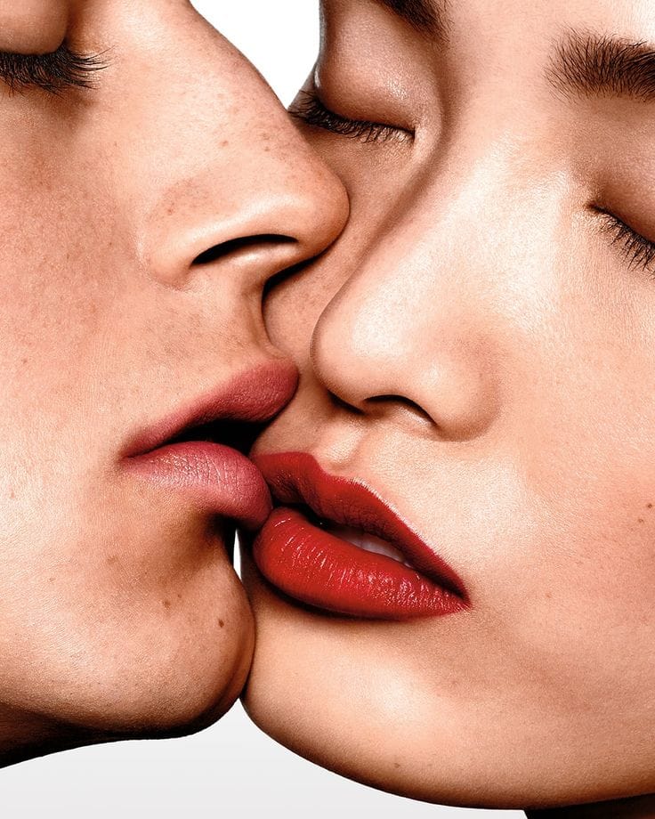 Sex Sunday: Bude to bolet? A co když se mi nepostaví? Odpovídáme na nejčastější otázky (a mýty) o prvním sexu 