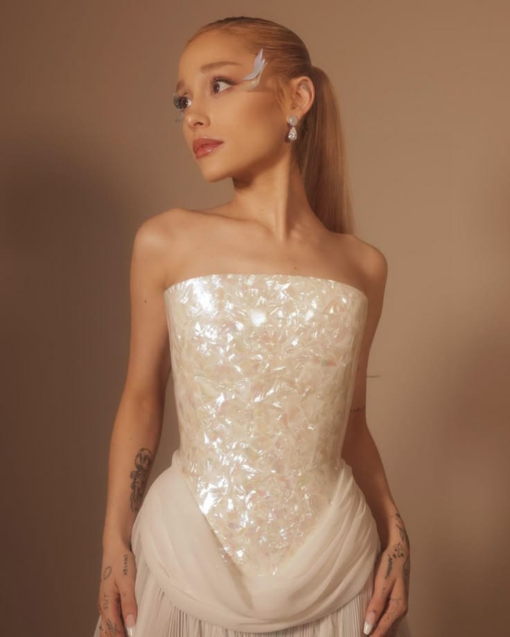 Pop Culture Wrap: Ariana Grande promluvila o svém ústupu z veřejného života a Sophia z KATSEYE si dává pauzu od skupiny