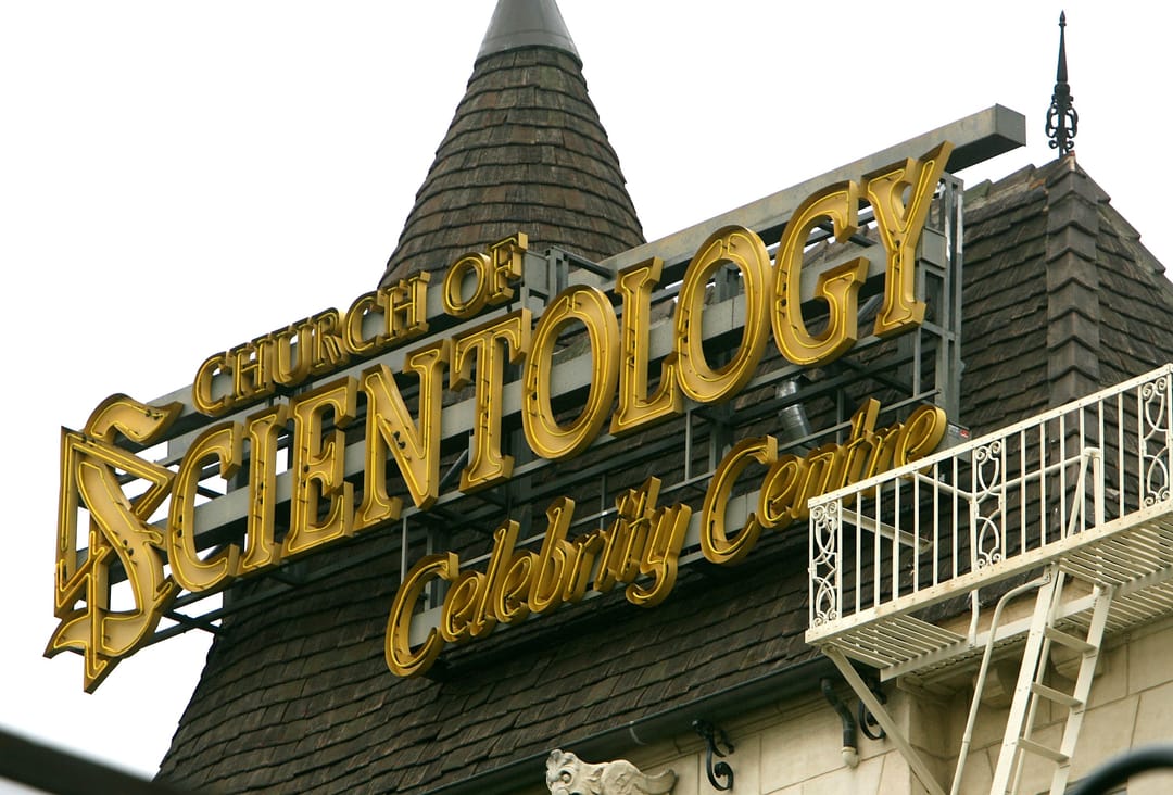 Hledání Toma Cruise a zásahy policie. Co běhání do budov Scientologie odhaluje o téhle problematické sektě?
